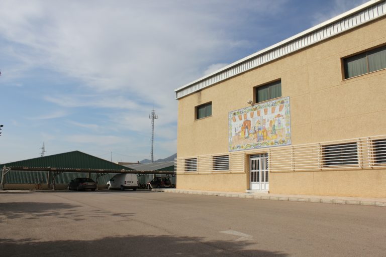 Foto Fachada izquierda nave 8.000 mts.